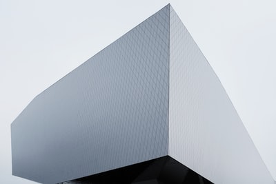 白天的白色建筑